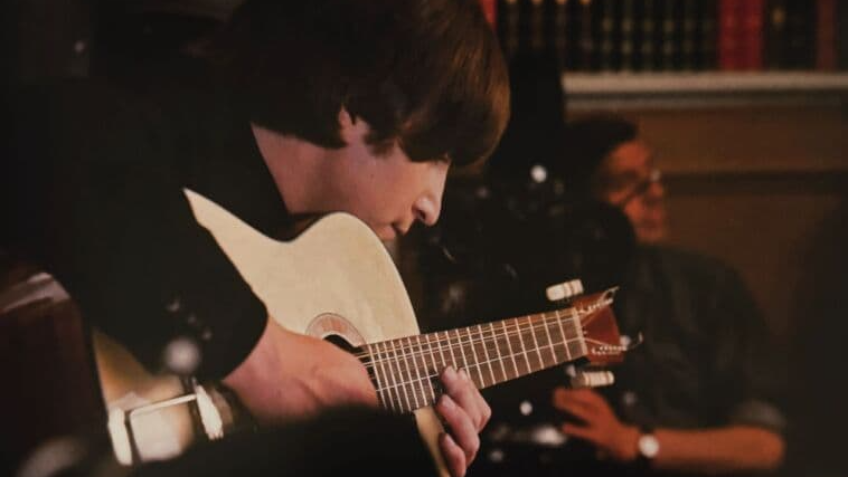 Violão usado por John Lennon em “Help!” é leiloado por US$ 2,9 mi