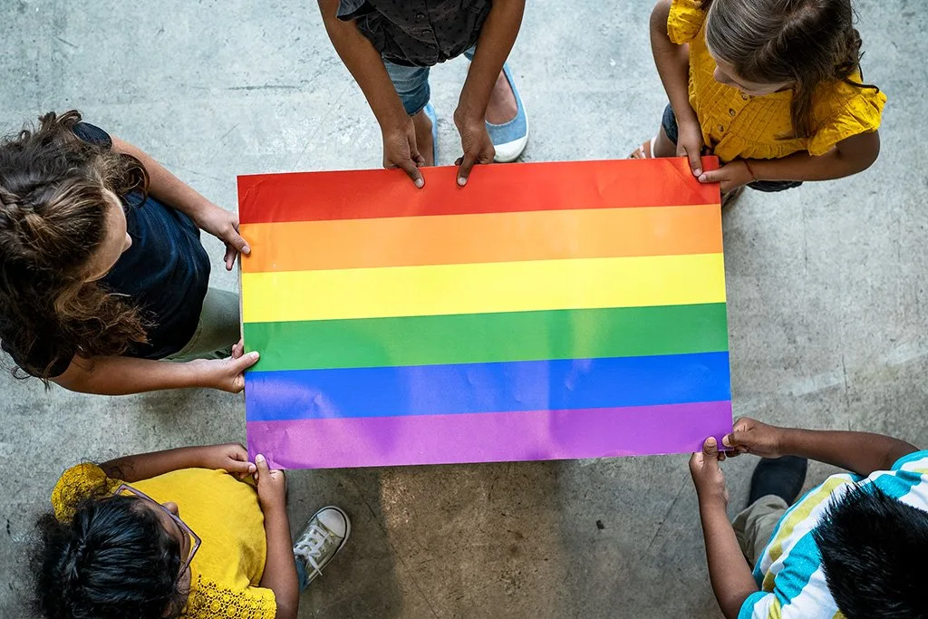 Comunidade LGBTQIA+ enfrenta 'aumento alarmante' nas restrições à liberdade de expressão, diz ONG