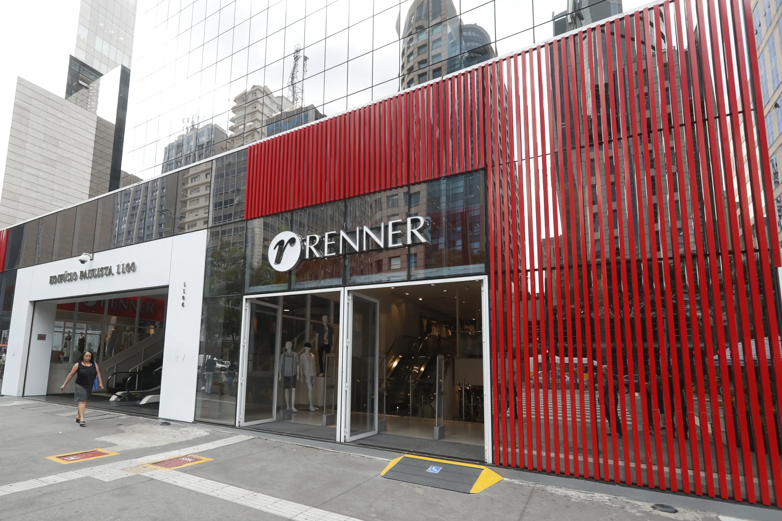 Lojas Renner (LREN3): ações caem com risco de fechamento de unidades no RS