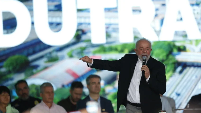 “Que bom”, diz Lula após novo protesto de professores em evento