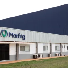 Marfrig (MRFG3) reverte prejuízo com lucro no 1º trimestre de 2024; veja quanto