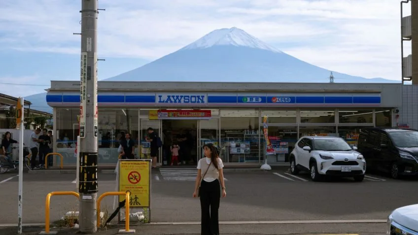 Cidade japonesa bloqueia vista do Monte Fuji com cortina