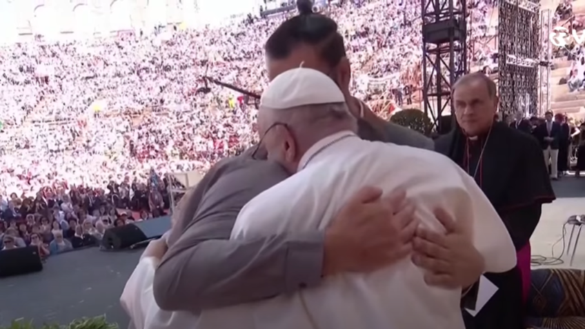Papa Francisco abraça israeleense e palestino durante missa