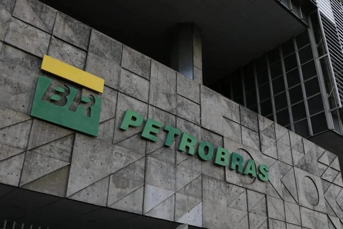 Petrobras (PETR4) assina contrato para compra de duas plataformas para o pré-sal