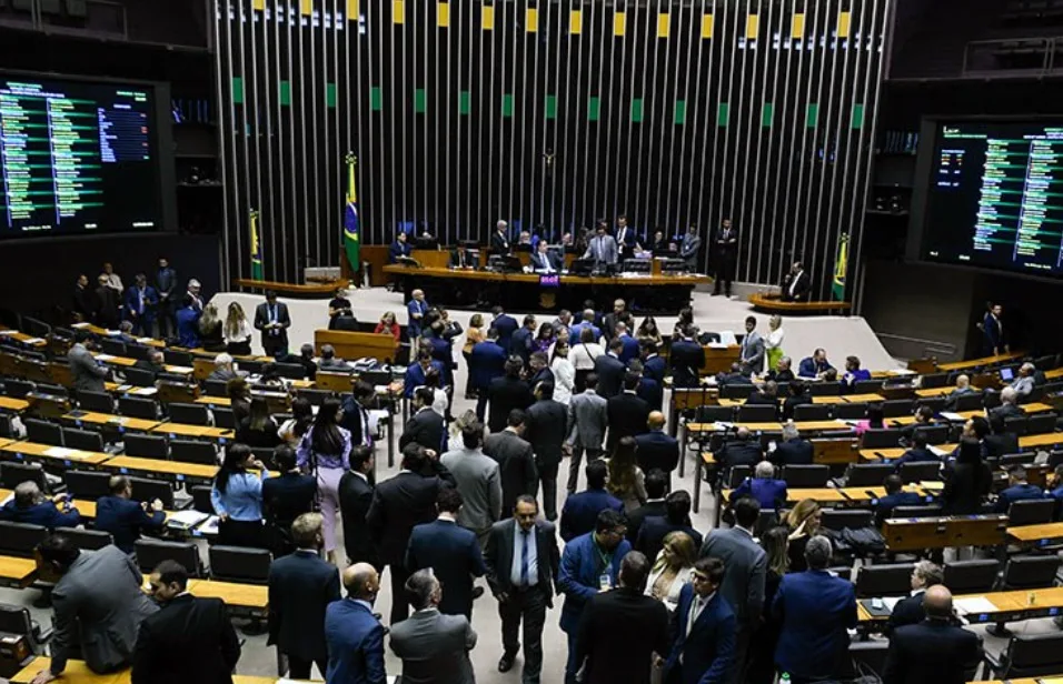 Em nova derrota de Lula, Congresso derruba veto e proíbe “saidinha” de presos