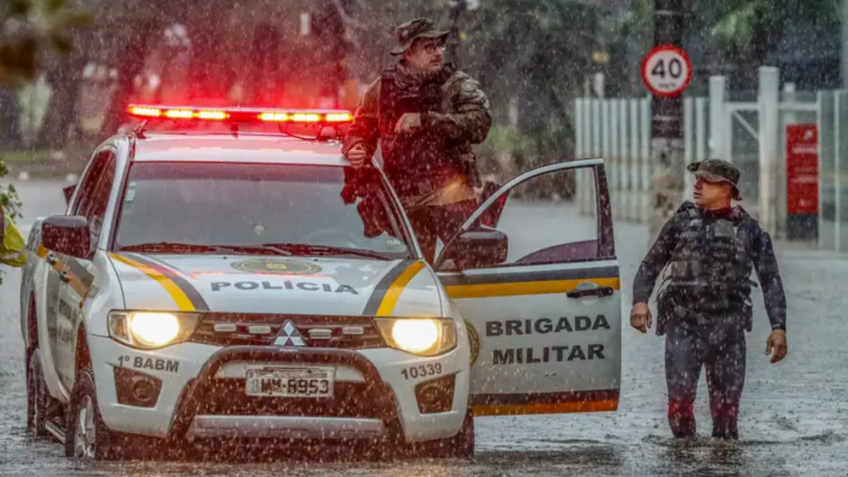 Bairro de Porto Alegre volta a alagar após chuva forte