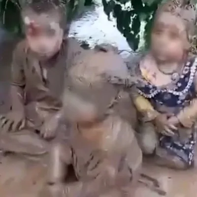 Crianças são retiradas da lama após enchentes mortais no Afeganistão