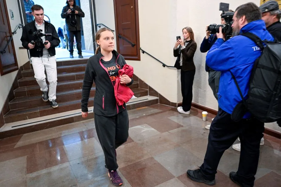 Greta Thunberg é multada por bloquear entrada do Parlamento sueco