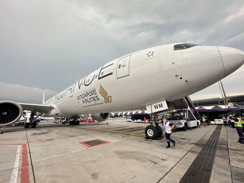 Aeronave que sofreu grave turbulência retorna a Singapura