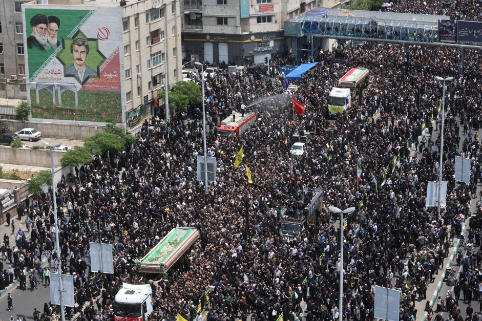Líder supremo do Irã lidera orações em funeral de presidente