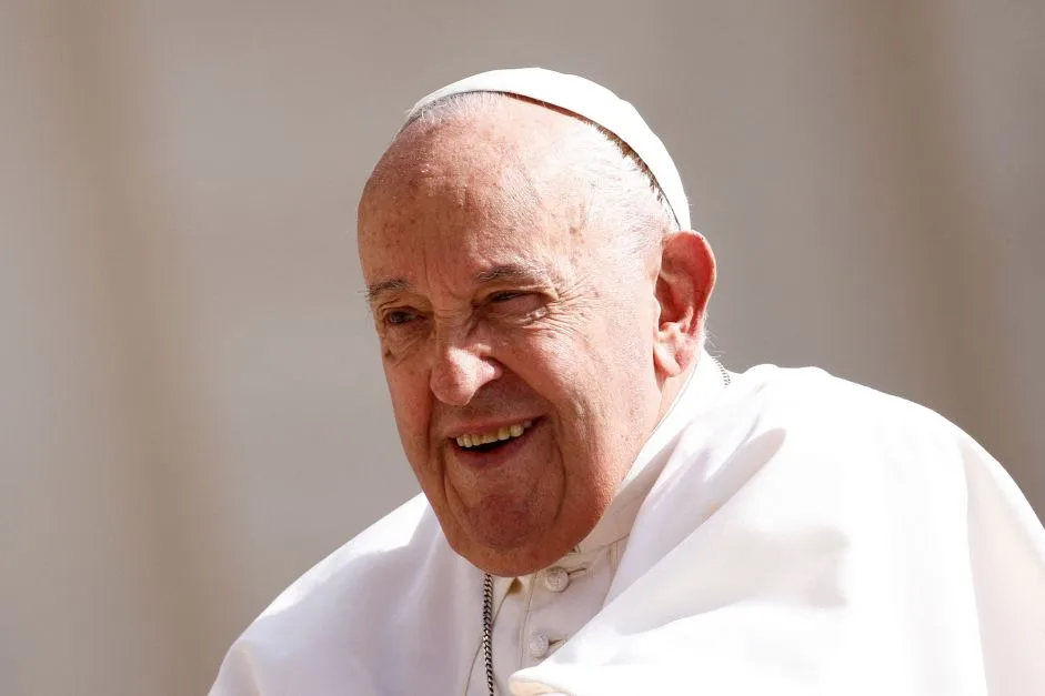 Papa Francisco exalta beleza natural em encontro com cirurgiões plásticos