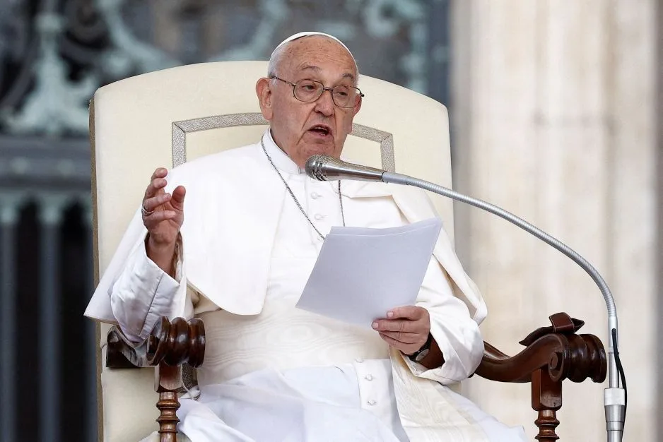 Papa é acusado de fazer comentários homofóbicos em reunião a portas fechadas