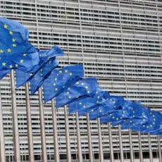 União Europeia aprova lei para cortar emissões de CO2 de caminhões
