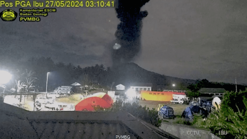 Vulcão solta nuvem de cinzas a 6 km de altura na Indonésia; veja
