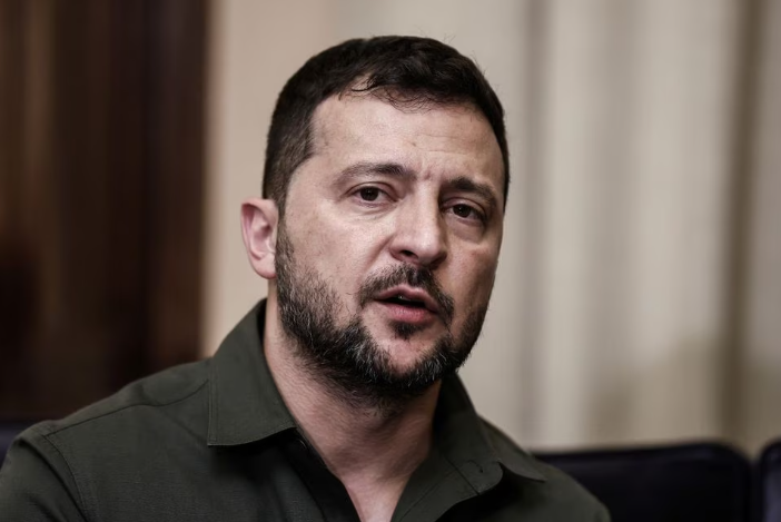 Rússia coloca Zelensky na lista de procurados; Ucrânia minimiza