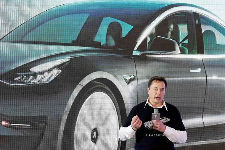 Tesla se opõe a pagar US$ 5,6 bi aos advogados que conseguiram anular bônus de Musk