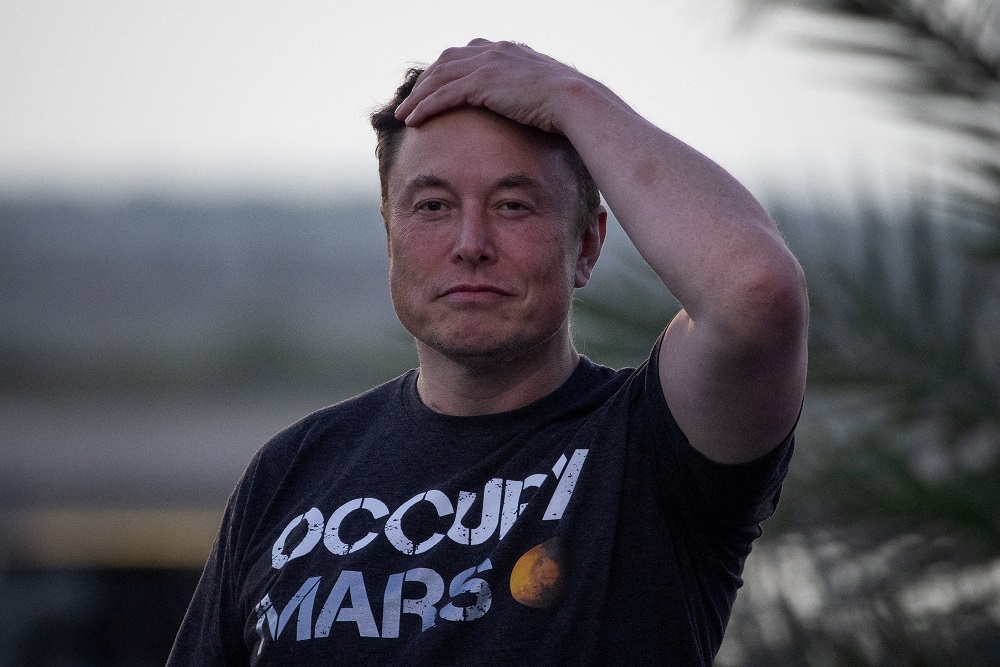 Musk tenta explicar por que mandou indústria publicitária “se f….”