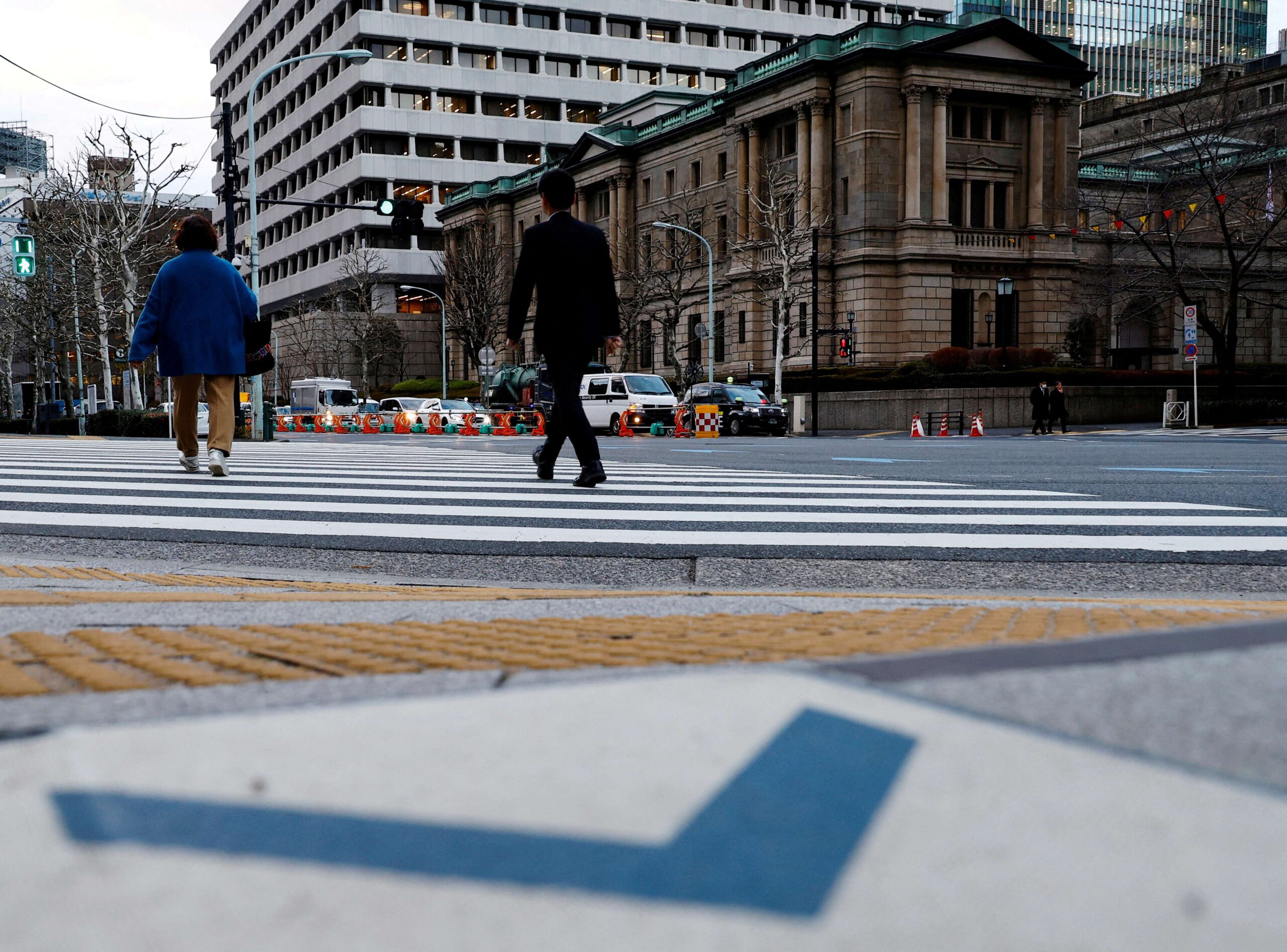 BC do Japão decide manter a taxa de juros e deve reduzir compra de títulos