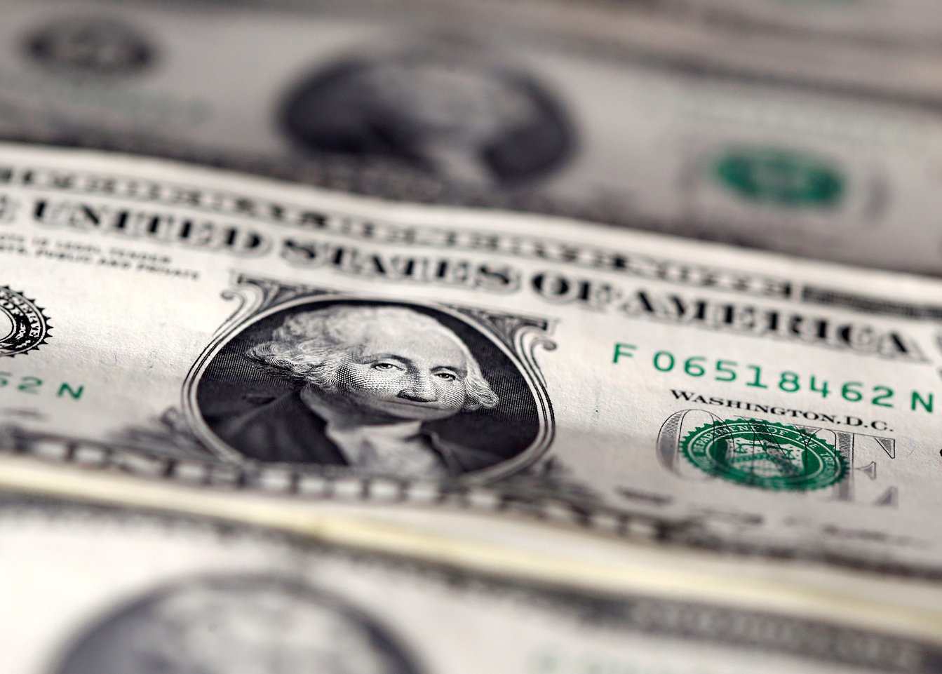 À espera do Copom, dólar ganha força no final dos negócios e chega aos R$ 5,434