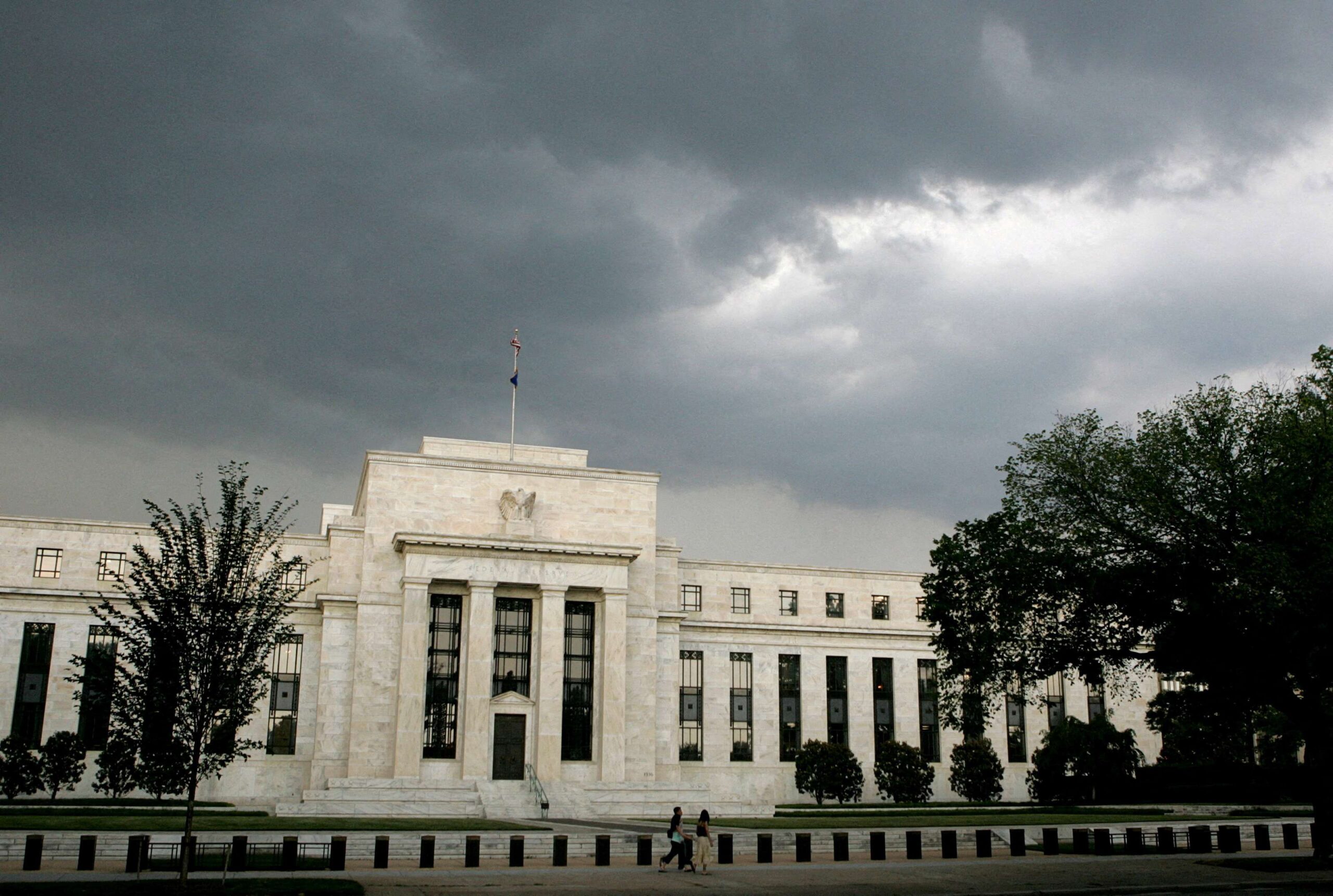 Fed mantém taxa de juros nos EUA e diz buscar maior confiança na desinflação
