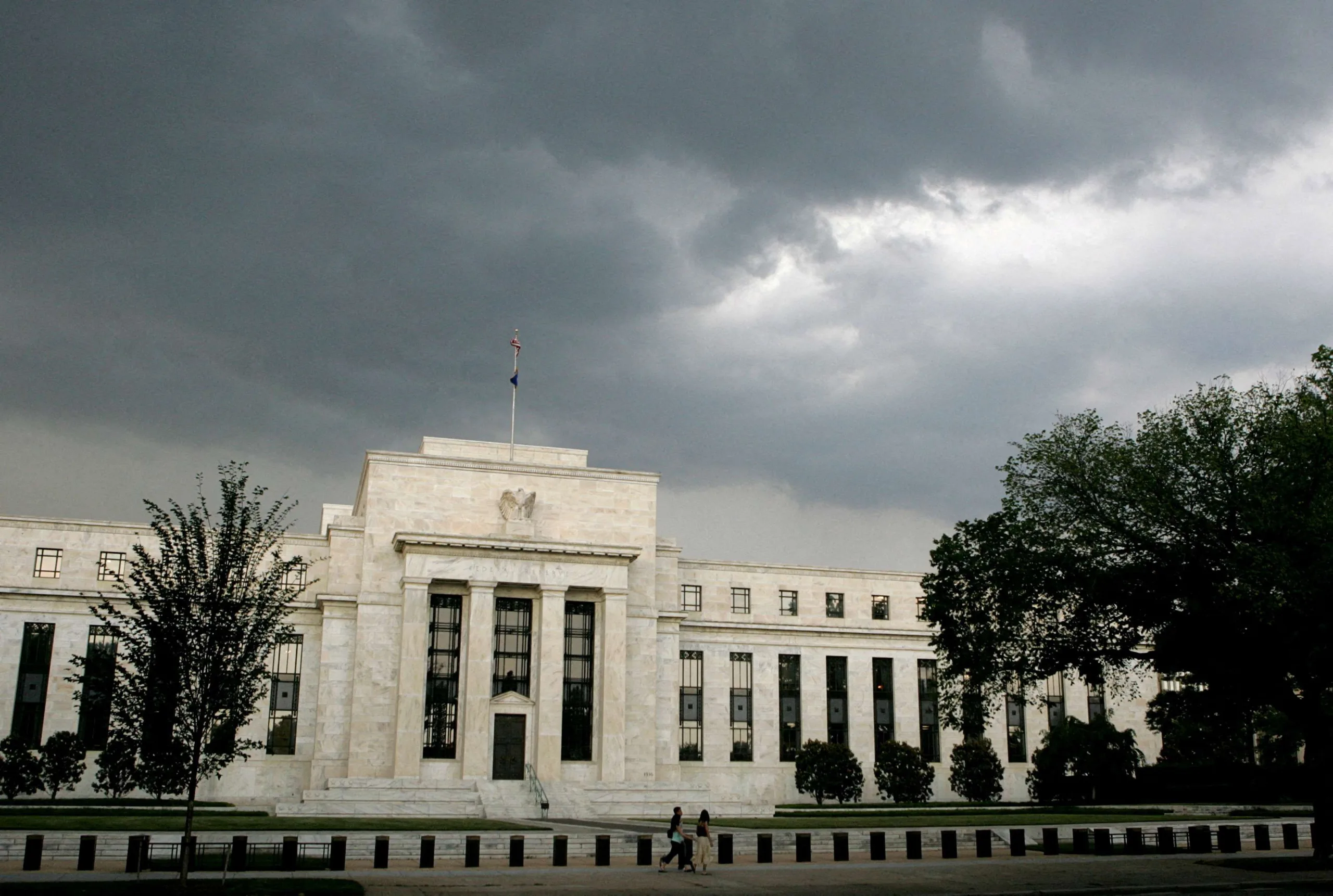 Chance de Fed entregar 2 cortes de juros em 2024 cresce a 40% após sequência de dados