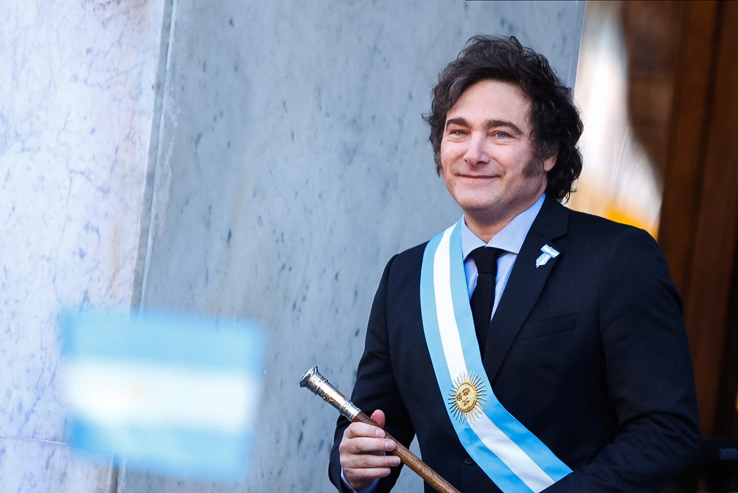 Argentina: dólar blue cai, títulos e ações sobem após vitória de Milei no Senado