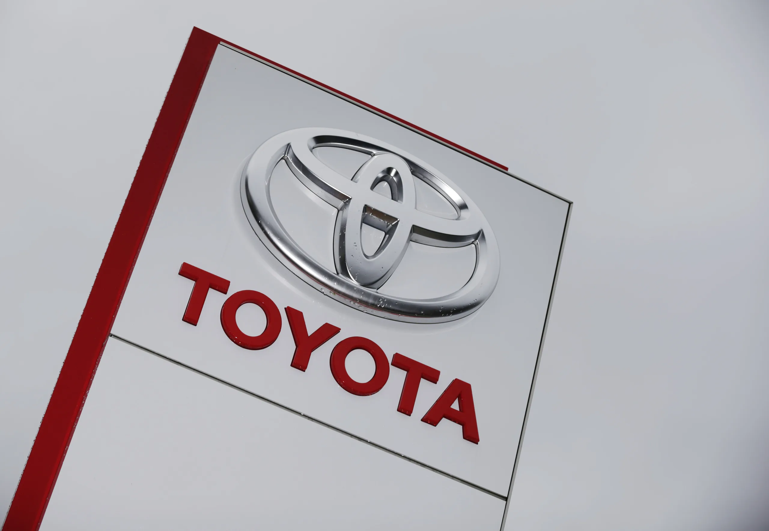 Escândalo automotivo no Japão cresce e Toyota suspende entregas