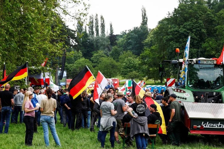 Agricultores realizam protesto em Bruxelas contra políticas ambientais da UE