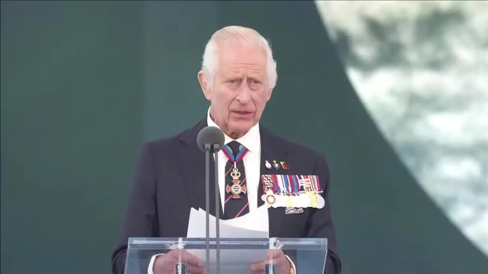 Rei Charles celebra aniversário de 80 anos do Dia D