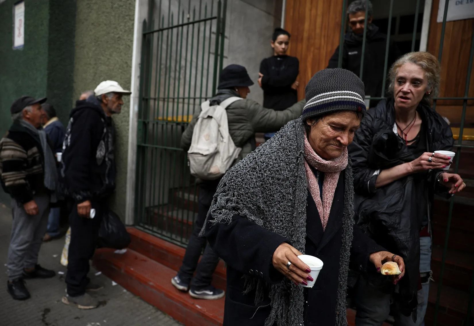Inverno aprofunda miséria para pobres da Argentina após cortes do governo Milei