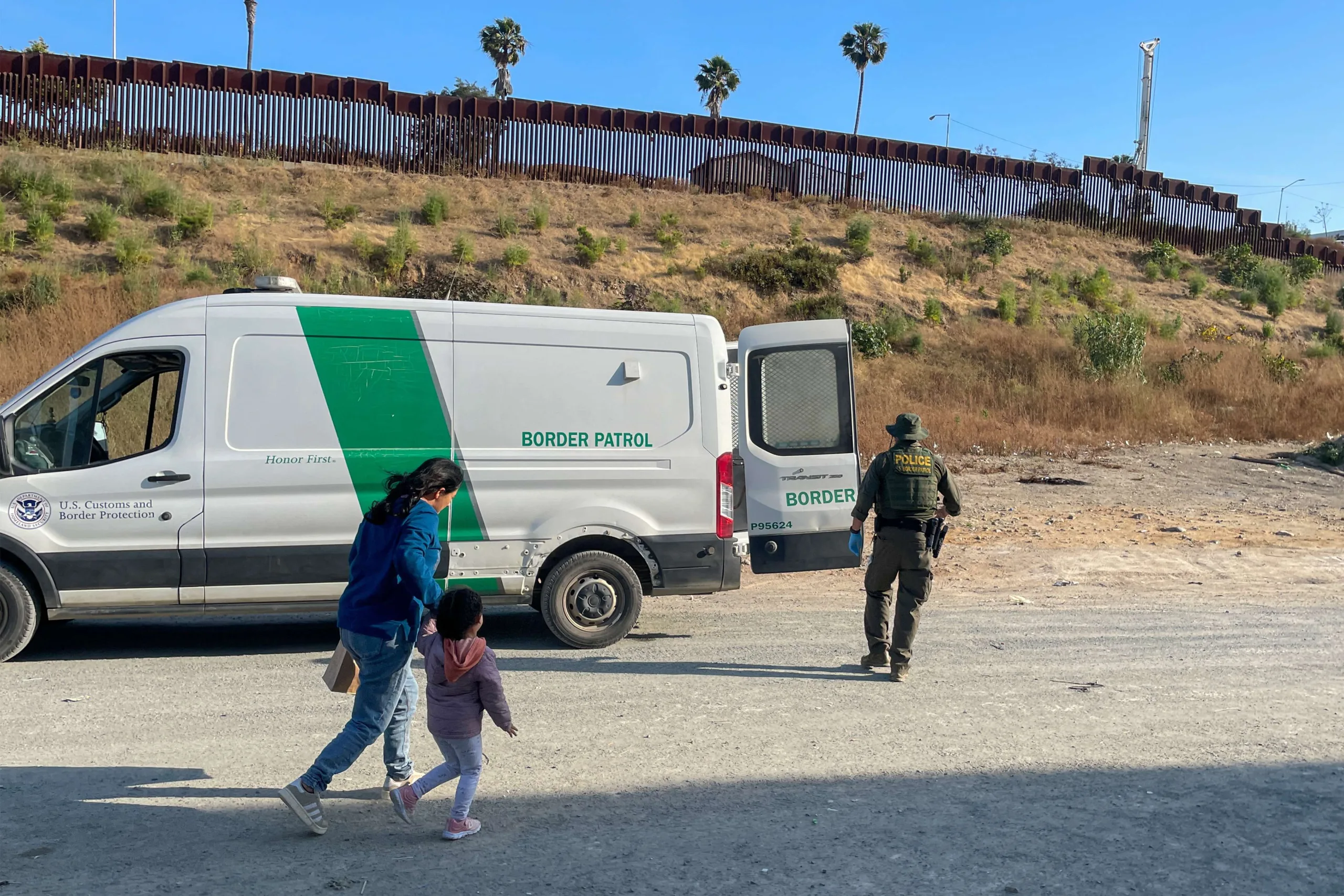 Imigrantes já encaram barreiras na fronteira entre EUA e México após decisão de Biden