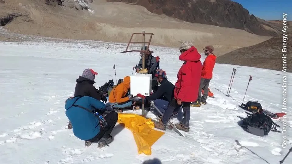 Cientistas usam equipamento inovador para medir derretimento de geleiras nos Andes
