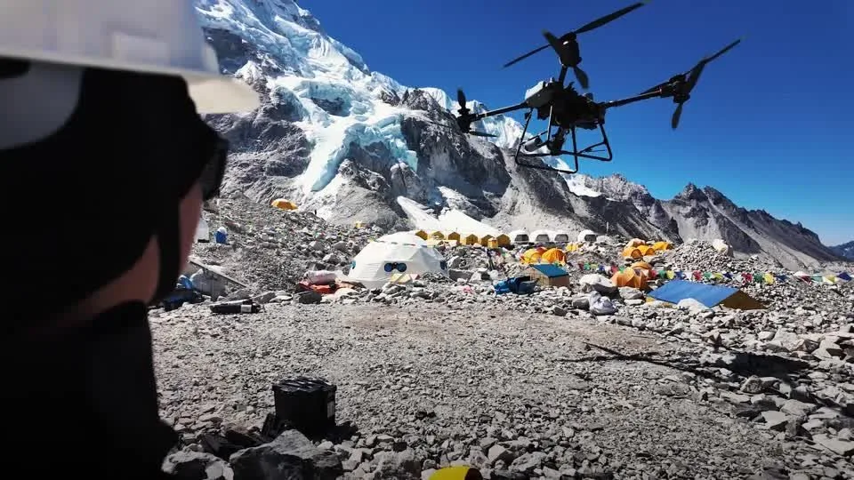 Vídeo: Drones fazem primeira entrega de tanques de oxigênio no Monte Everest