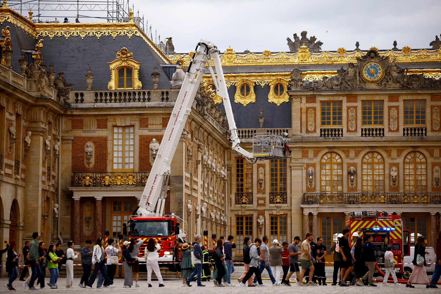 Palácio de Versalhes pega fogo; chamas são controladas rapidamente