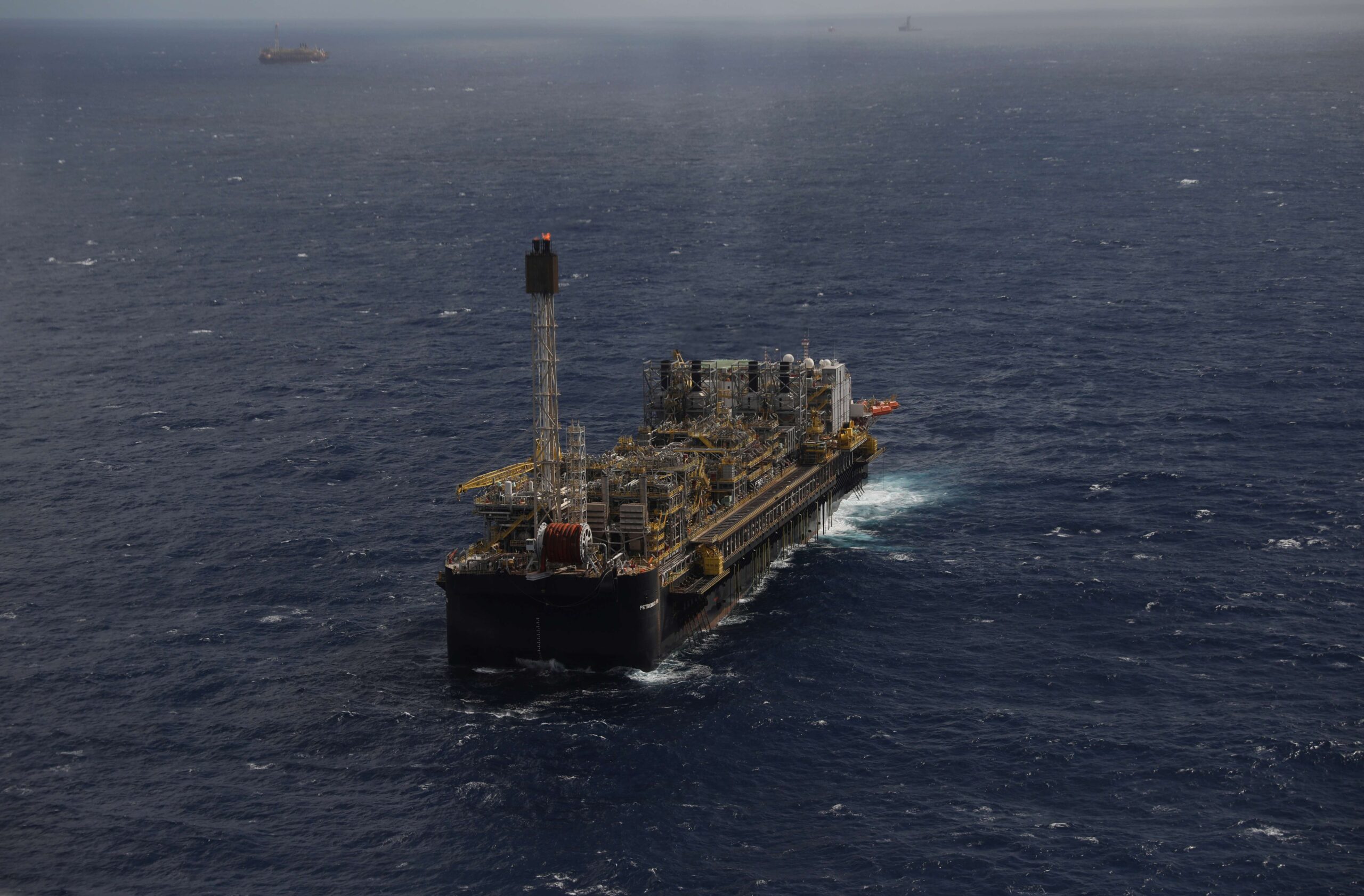 Demanda de petróleo deve atingir pico em 2029, diz IEA; excesso de oferta se aproxima