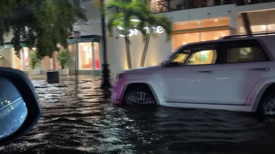 Fortes chuvas inundam ruas da Flórida nos Estados Unidos; veja vídeo