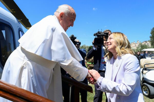 Papa estreia no G-7 em meio à briga sobre direitos LGBTQIA+