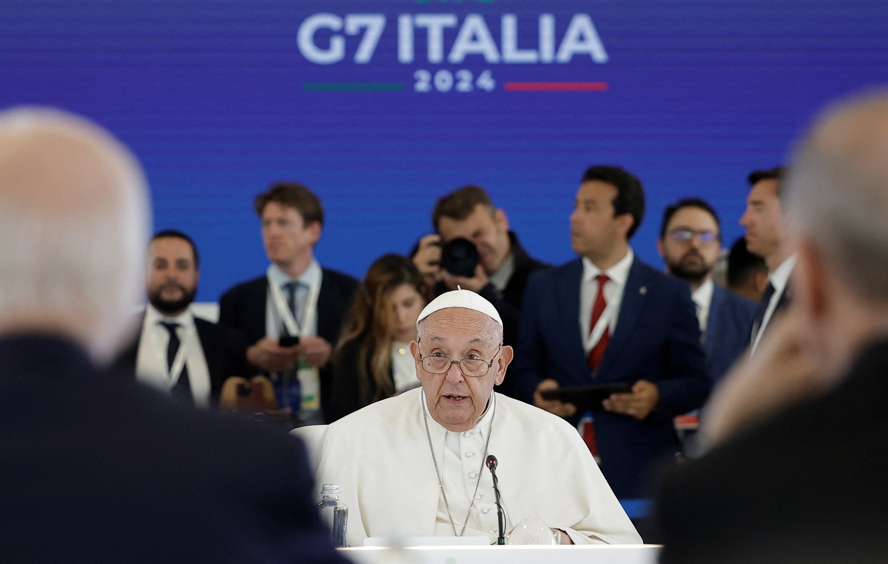 Papa Francisco diz ao G7 que humanos não devem perder controle da IA