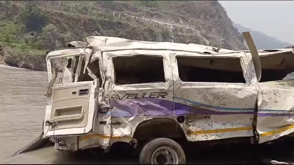 Pelo menos 10 turistas morrem após veículo cair em desfiladeiro na Índia