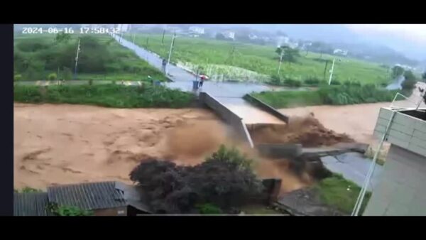 Vídeo: pedestre atravessa segundos antes de ponte desabar na China