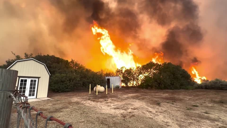 Vídeo: Grande incêndio atinge Califórnia; milhares de pessoas são retiradas de área