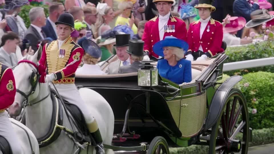 Rei Charles e a rainha Camilla abrem evento de corridas de cavalos