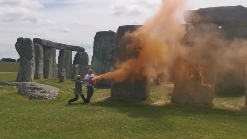 Ativistas climáticos jogam tinta laranja no Stonehenge, na Inglaterra