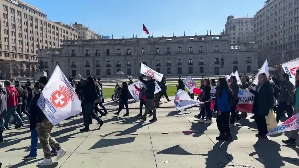 Profissionais de saúde pública fazem greve no Chile