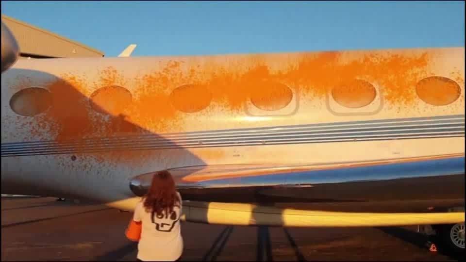 Vídeo: Ativistas climáticos jogam tinta em aviões particulares na Inglaterra