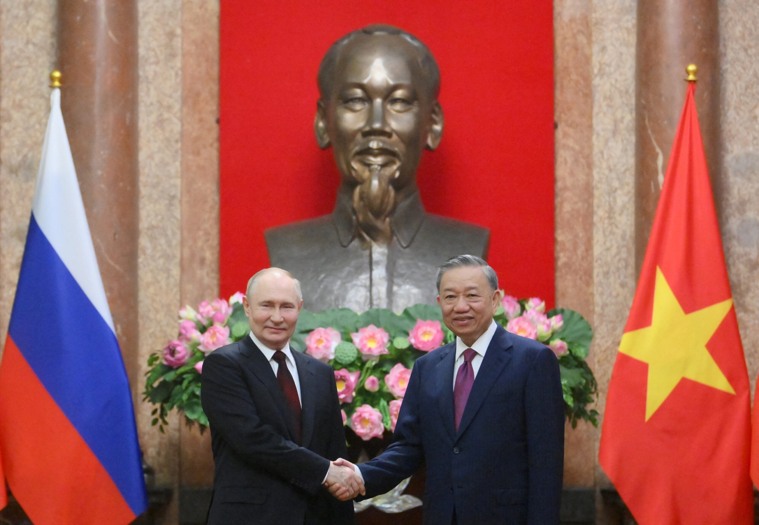 Em visita ao Vietnã, Putin busca nova “arquitetura de segurança” para a Ásia