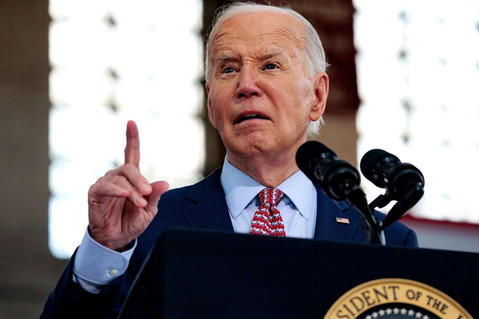 Biden deve assinar medida para reduzir fluxo de migrantes do México aos EUA
