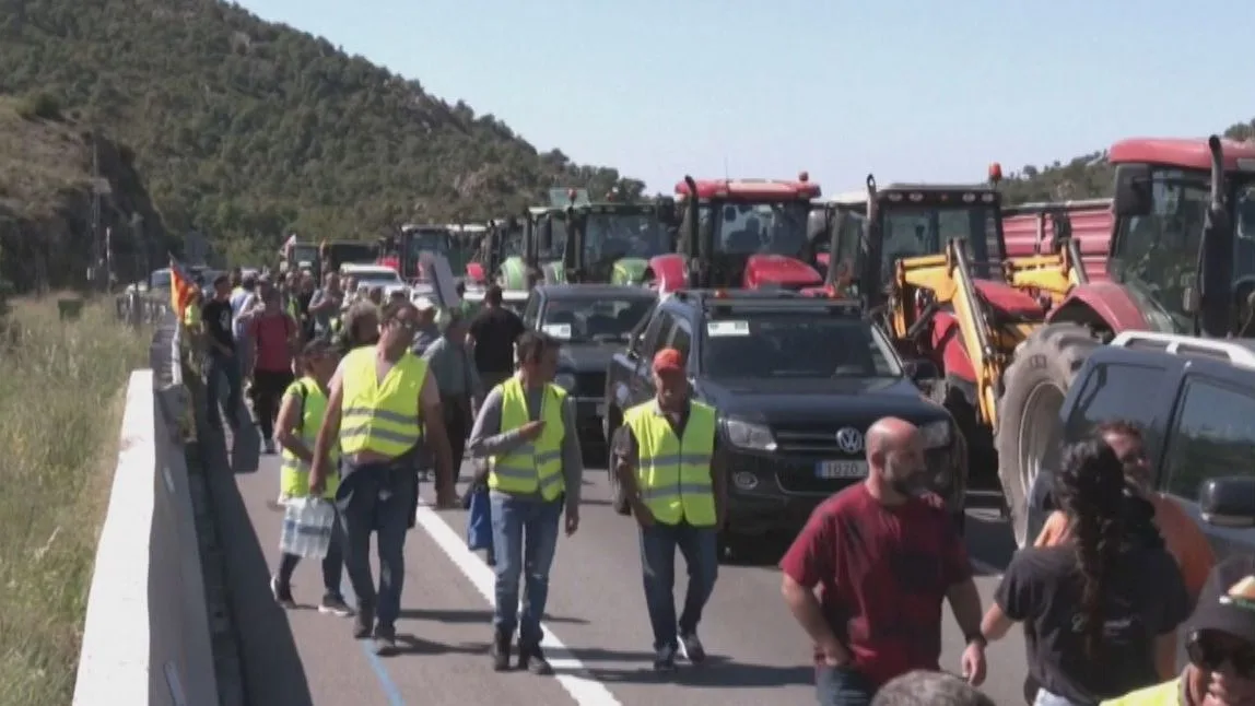 Fazendeiros bloqueiam estradas na fronteira entre França e Espanha