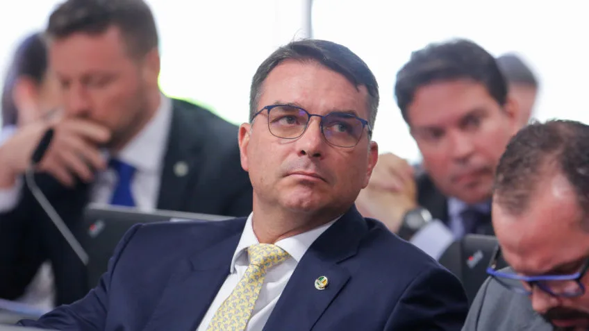 Flávio Bolsonaro diz que Brasil tem a “pior Bolsa de Valores do mundo”