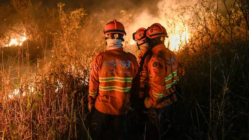Governo enviará 7 aviões para combater incêndios no Pantanal